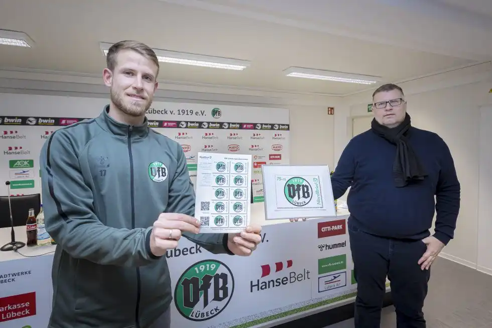 VfB- Kapitän Tommy Grupe (l.) und Florian Lehrmann, Gebietsleiter für die Region Lübeck bei NordBrief, mit der neuen Spendenbriefmarke. Nordbrief stellt VfB Luebeck Briefmarke vor, 15.01.21 (Foto: Agentur 54°)