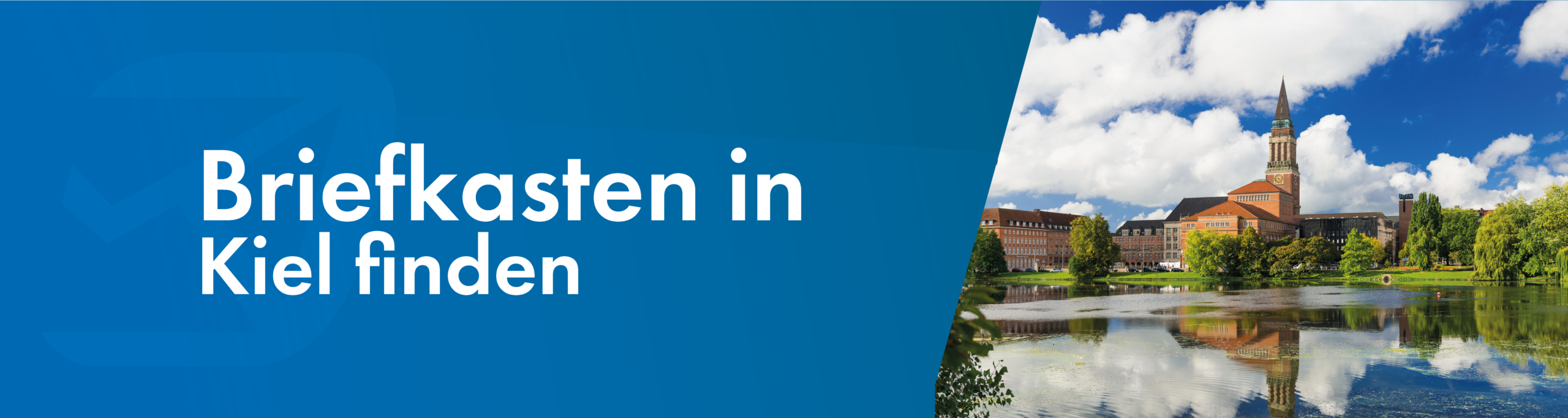 Banner mit Text „Briefkasten in Kiel finden“ und Blick auf den Kieler Rathaus